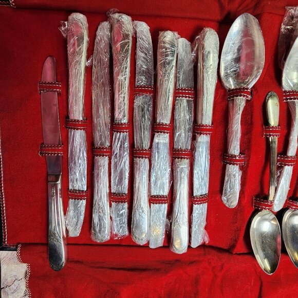 31Pc Wm Rogers Mary Lou Devonshire Silverplate Flatware Set Intl Silver w/ Case - Picture 3 of 13